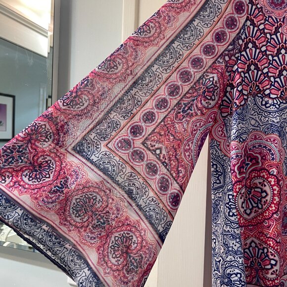 Chico's Tile Print Kimono-Sleeve Blouse Size 1 (Medium). V neck and bell sleeves - Picture 4 of 7